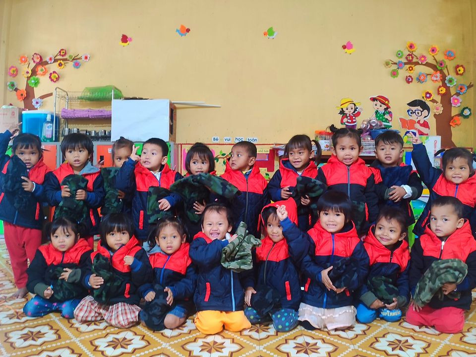 C&aacute;c em nhỏ v&ugrave;ng cao vui mừng khi được nhận &aacute;o ấm đồng phục  - Ảnh: Fanpage Nu&ocirc;i em Quảng Trị